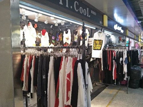 100蚊4件抵到爆！廣州這個服裝批發(fā)市場，潮牌爆款不踩雷——帽批發(fā)掃貨攻略